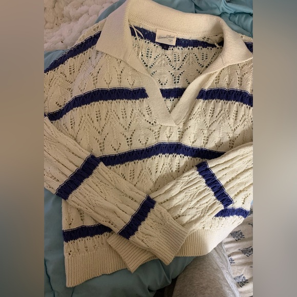 Universal Thread Sweaters - Universal Thread V-Neck Sweater in Cream and Navy